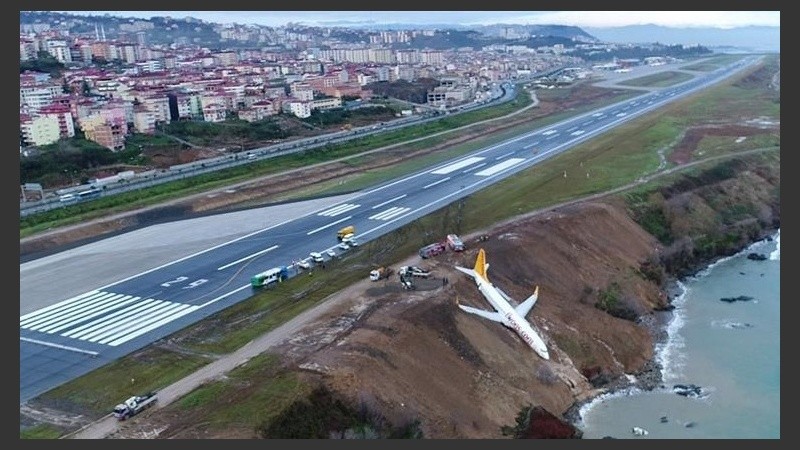 El avión en el acantilado.