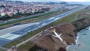 El avión en el acantilado.