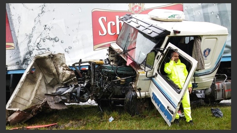 El vuelco del camión en autopista.