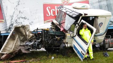 El vuelco del camión en autopista.
