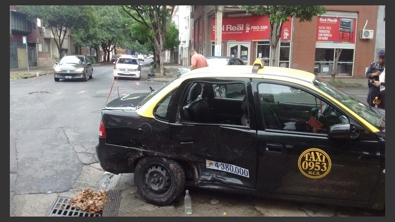 El taxi chocado por el auto particupar.