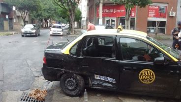 El taxi chocado por el auto particupar.