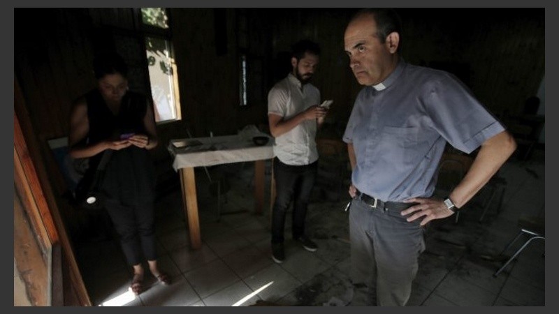 El ataque afectó a la puerta principal y parte del hall de entrada de la iglesia.