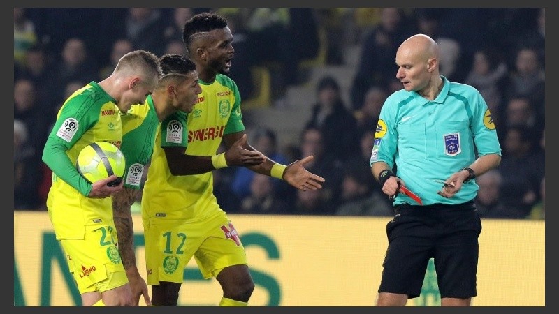 Chapron terminó expulsando al brasileño Diego Carlos.