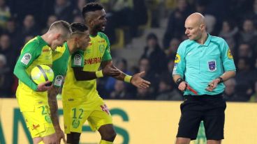 Chapron terminó expulsando al brasileño Diego Carlos.