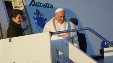 El papa Francisco envió un mensaje al sobrevolar suelo argentino.