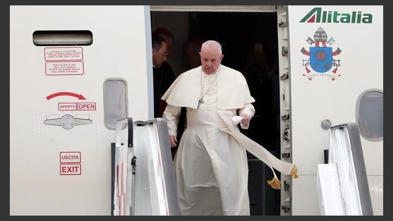 Francisco bajó rápidamente las escaleras del avión.