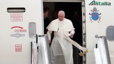 Francisco bajó rápidamente las escaleras del avión.