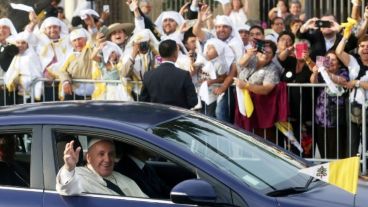 Miles de fieles se acercaron para saludar a Francisco.
