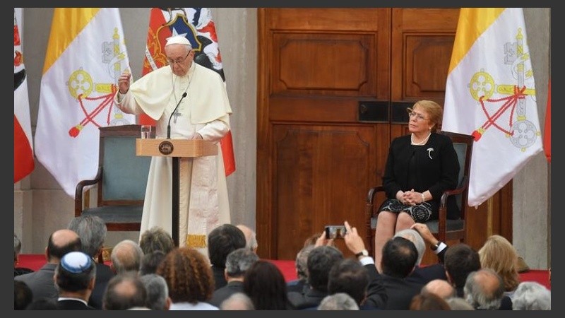 Habla el Papa, escucha Bachelet.