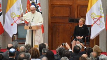 Habla el Papa, escucha Bachelet.