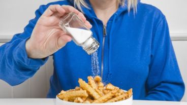 El exceso de sal en la dieta reduce el flujo sanguíneo cerebral en reposo y deteriora la función endotelial.