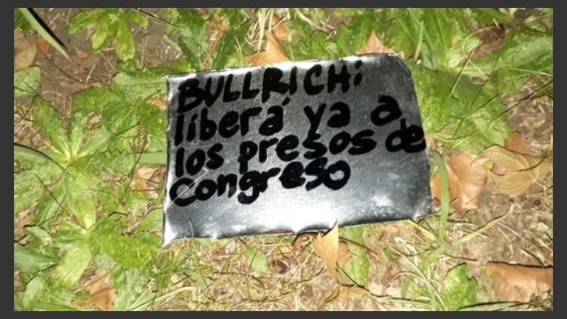 La placa con la amenaza a Patricia Bullrich.