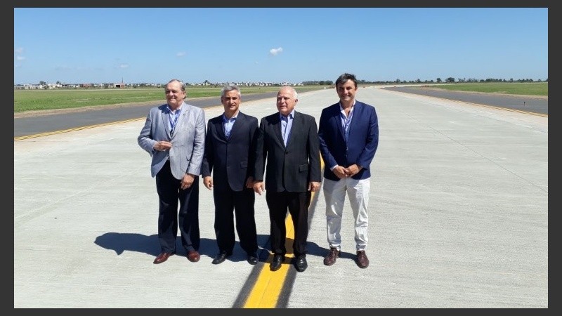 El gobernador, junto con las autoridades del aeropuerto.