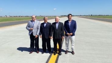 El gobernador, junto con las autoridades del aeropuerto.