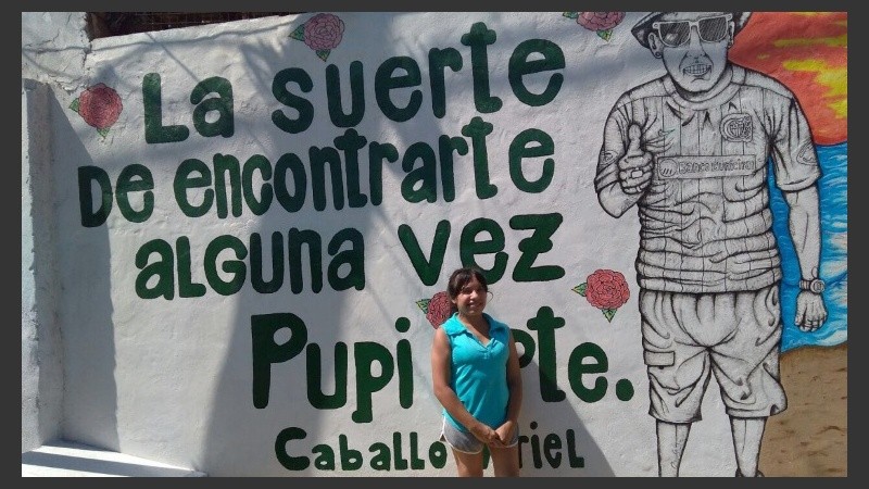 La hermana del joven asesinado junto al mural. 
