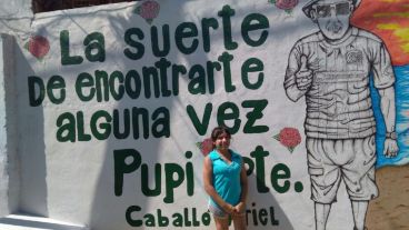 La hermana del joven asesinado junto al mural.