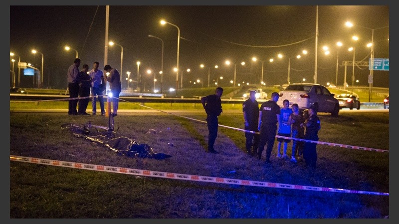 La víctima circulaba en bici y recibió cinco balazos.