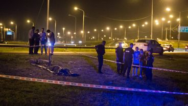 La víctima circulaba en bici y recibió cinco balazos.