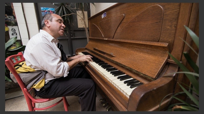 El toque musical. Un piano para que cualquiera pueda sentarse y tocarlo.