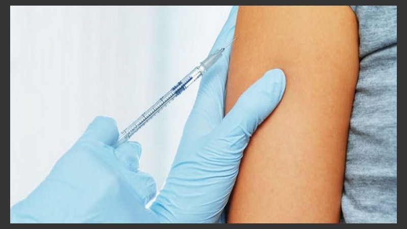 Recomiendan una dosis completa de la vacuna contra la fiebre amarilla antes de viajar.