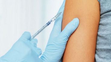 Recomiendan una dosis completa de la vacuna contra la fiebre amarilla antes de viajar.