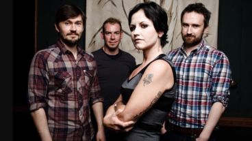 La banda también publicará una edición especial de su disco debut, “Everybody's else is doing it so why can't we?”