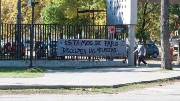 El ingreso al predio Bella Vista, en anteriores medidas de fuerza.