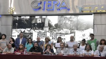Ctera: "El decreto publicado por Macri es "un nuevo ataque a las organizaciones sindicales docentes".