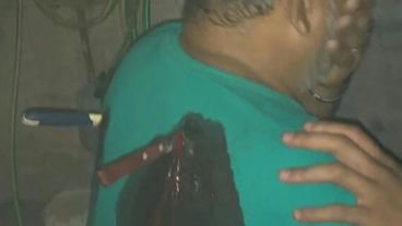 Al llegar, la policía halló al hombre herido, con dos cuchillos clavados en su espalda