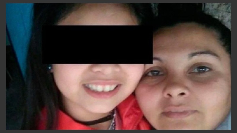 La niña junto a su madre.