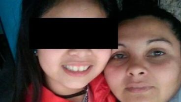 La niña junto a su madre.