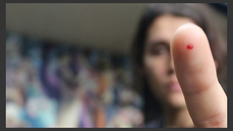 El test se ejecuta a través de un pinchazo en el dedo por el que se obtiene una gota de sangre.