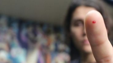 El test se ejecuta a través de un pinchazo en el dedo por el que se obtiene una gota de sangre.