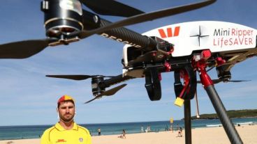 El drone es manejado a través de un control remoto por personal especializado