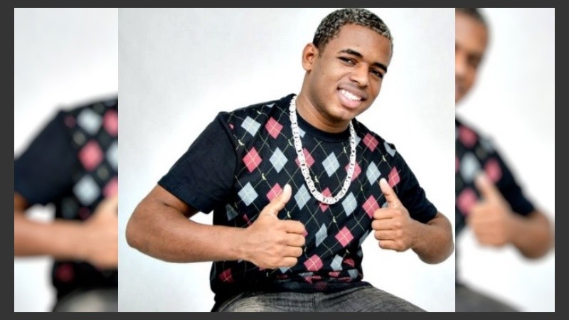 El de la foto es Mc Diguinho, autor de la canción que avala y extiende con su canción la cultura de la violación.