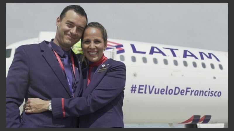 Felices en las alturas: el Papa casó a una pareja de tripulantes.