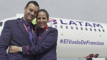 Felices en las alturas: el Papa casó a una pareja de tripulantes.