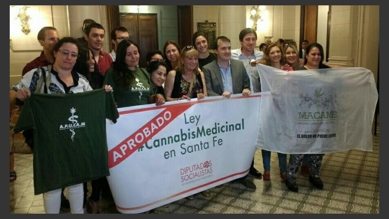 El diputado socialista Joaquín Blanco junto a defensores de la iniciativa.