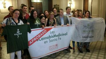 El diputado socialista Joaquín Blanco junto a defensores de la iniciativa.