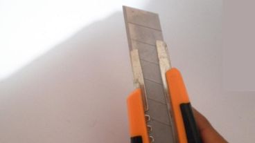 Uno de los uniformados fue herido con la trincheta.