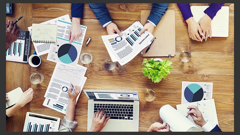 Se abordan problemáticas actuales con soluciones innovadoras, fomentando el desarrollo del pensamiento analítico.