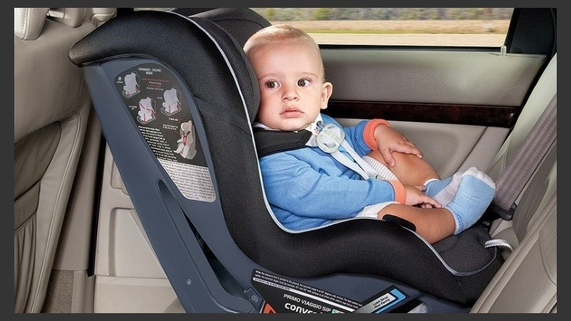 Esta posición amortigua el impacto de un choque frontal. 