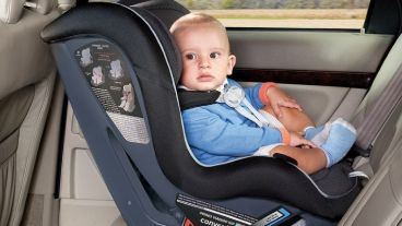 Esta posición amortigua el impacto de un choque frontal.