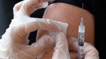 Miles de personas se vacunan en Brasil.