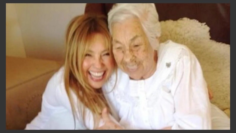 Thalia y una foto con su abuela, la cumpleañera.