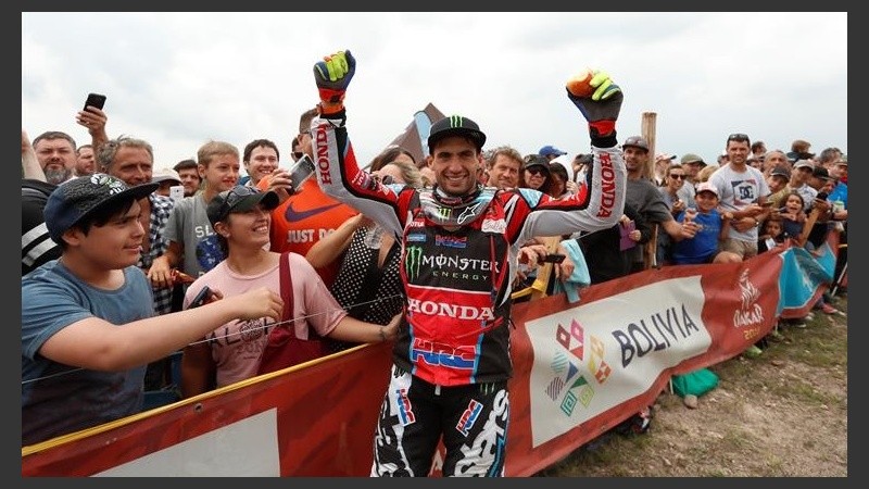 El argentino Kevin Benavides celebra luego de ganar la última etapa del Dakar.