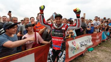 El argentino Kevin Benavides celebra luego de ganar la última etapa del Dakar.