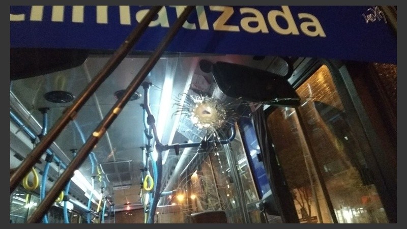 El colectivo urbano recibió impactos de bala.