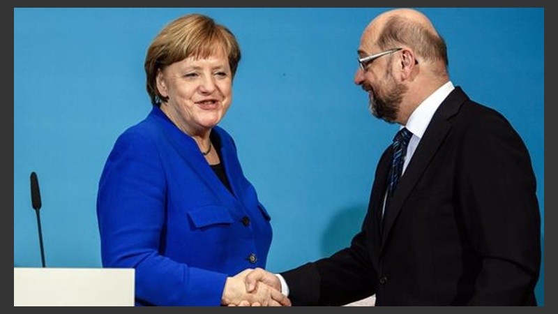 Merkel y Schulz tras una conferencia de prensa.